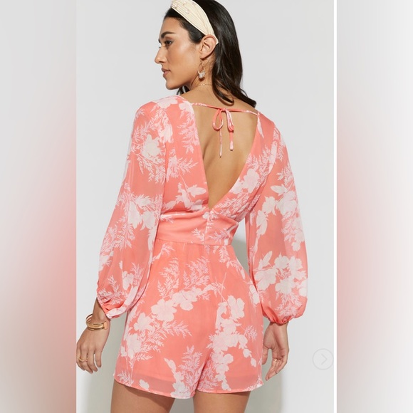 (41)New Francesca’s Parker V-Neck Spring/Summer Coral Floral Romper - Picture 4 of 5